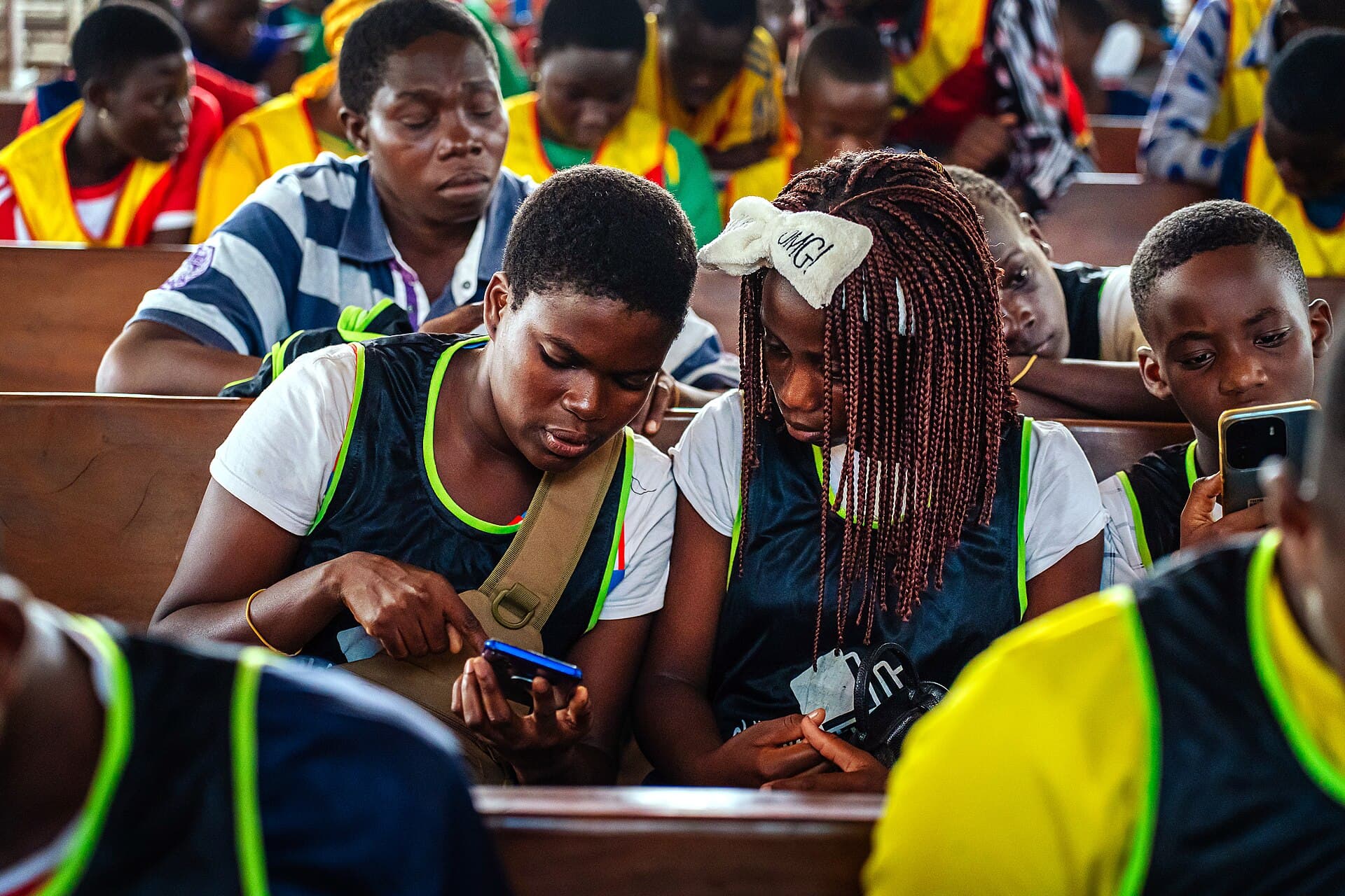 Jeunes apprenantes utilisant un smartphone au Togo
