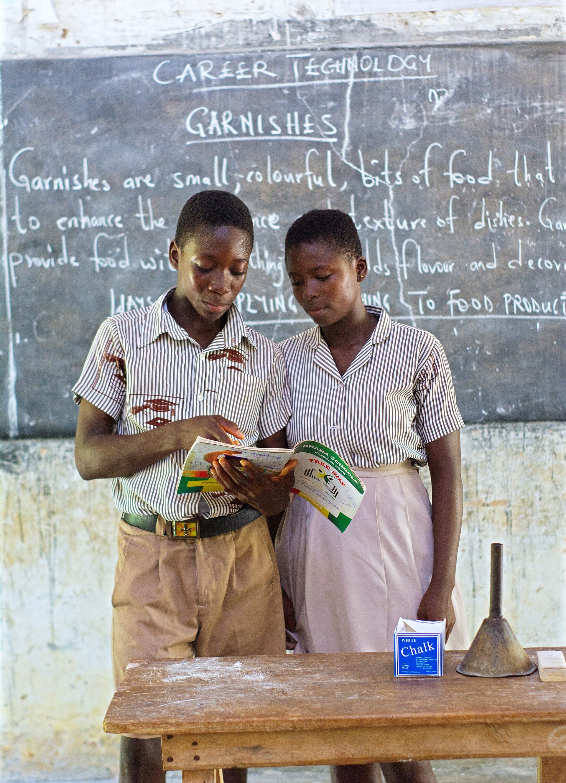 Élèves lisant dans une salle de classe au Ghana
